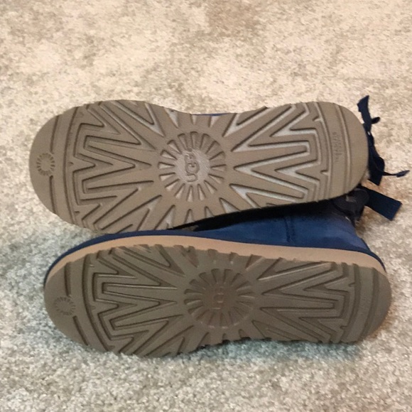 Almost New blue suede UGG boots Dae Sunshine Perforated- size 8 - Picture 6 of 7